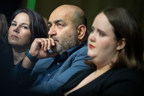 Annalena Baerbock (l-r), Omid Nouripour und Ricarda Lang sitzen beim Länderrat der Grünen in der ersten Reihe.