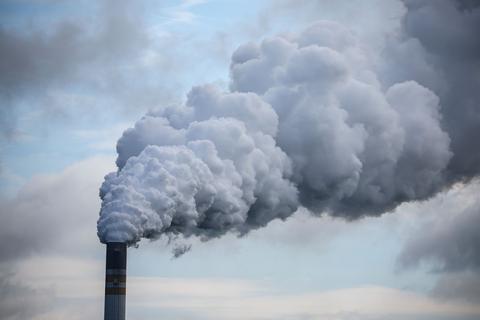 Qualmender Industrieschlot. Die Grünen wollen weiter möglichst schnell raus aus fossilen Energieträgern. In einigen wenigen Bereichen werde es aber auch in Zukunft Emissionen geben, die schwer oder unter Umständen gar nicht zu vermeiden seien, heißt es im Entwurf des Wahlprogramms.