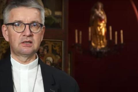 Bischof Peter Kohlgraf bei der Neujahrsansprache, die in diesem Jahr nur als Video zu erleben ist.  Screenshot: Youtube/VRM 