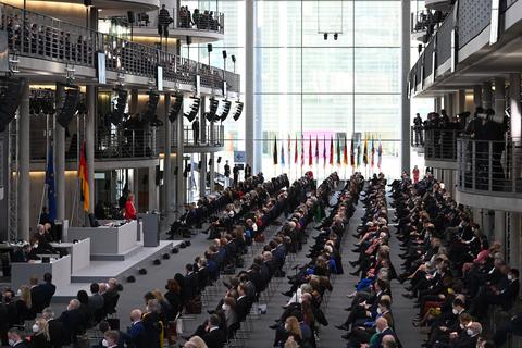 Bärbel Bas (vorne links, SPD), Präsidentin des Deutschen Bundestages, redet vor der Wahl des Bundespräsidenten durch die Bundesversammlung im Paul-Löbe-Haus. Foto: dpa