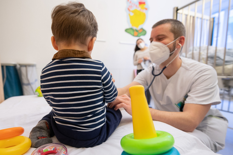 Ein Arzt untersucht in einer Kinderklinik ein Kind. Die Infektionen mit dem Respiratorisches Synzytial-Virus (RSV) bei Kindern nehmen zu.