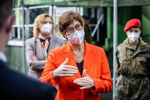 Verteidigungsministerin Annegret Kramp-Karrenbauer beim Auswahltag im Karrierecenter der Bundeswehr in Wiesbaden. Foto: Lukas Görlach