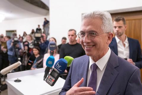 Lächelnder Verlierer: Peter Feldmann am Abend vor Medienvertretern im Frankfurter Rathaus.