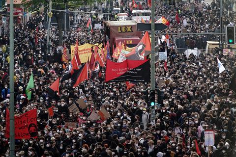 Teilnehmer gehen beim Demonstrationszug linker und linksradikaler Gruppen in Berlin unter dem Motto «Demonstration zum revolutionären 1. Mai» durch die Stadt.  Foto: dpa