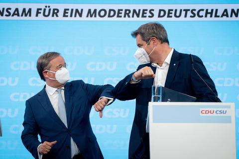 CDU-Kanzlerkandidat und Bayerns Ministerpräsident Markus Söder (CSU) verabschieden sich nach der Pressekonferenz zum gemeinsamen Wahlprogramm. Foto: dpa