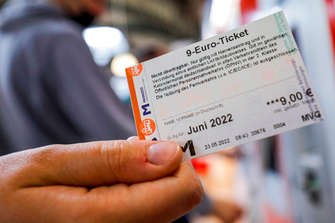 Der Vorverkauf für das 9-Euro-Ticket läuft auf Hochtouren. Foto: Harald Kaster