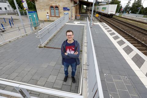 Lokführer Rasmus Runde am Bickenbacher Bahnhof.  Foto: Guido Schiek