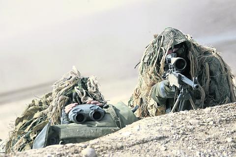 Ein deutsches Scharfschützenteam der schnellen Eingreiftruppe übte im Marmal-Gebirge bei Masar-i-Scharif einen Feuerkampf.  Archivfoto: dpa 