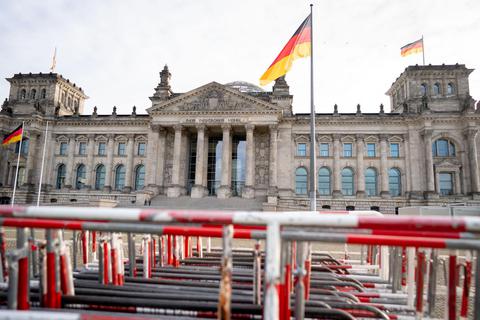 Im Bundestag geht es am Mittwoch um ein neues „Corona-Gesetz“ – davor werden Proteste erwartet. Foto: dpa