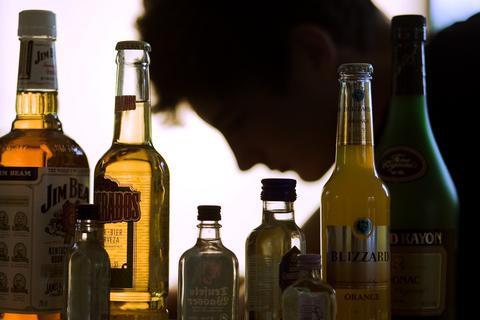 Der Drogenbeauftragte Burkhard Blienert fordert die Herausgabe von Alkohol erst ab 18 Jahren. Symbolfoto: dpa