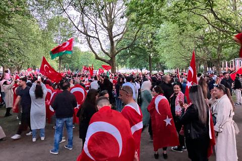 Auch in Deutschland (wie hier in Hamburg) feierten viele Türken den Wahlausgang und den alten und neuen türkischen Staatspräsidenten Recep Tayyip Erdogan.