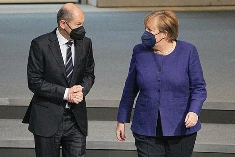 Wegen der angespannten Lage wollen Angela Merkel und Olaf Scholz mit den Länderchefs über das weitere Vorgehen beraten.  Foto: Michael Kappeler/dpa