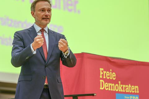 Mehr als 700 Menschen wollten Bundesfinanzminister Christian Lindner in Wiesbaden sehen. Einige mussten aus Platzgründen sogar draußen bleiben.