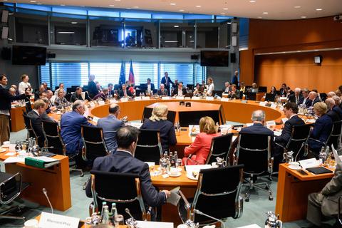 Mitglieder der Bundesregierung und der Ministerpräsidentenkonferenz sitzen zu Beginn des Bund-Länder-Gipfels im Bundeskanzleramt.