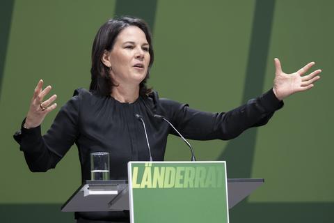 „Mich hat es zerrissen“ – Außenministerin Annalena Baerbock beim kleinen Parteitag der Grünen in Bad Vilbel.