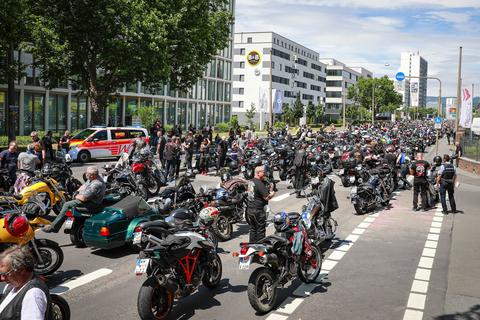 Motorradfahrer demonstrieren in Wiesbaden. Foto: Lukas Görlach
