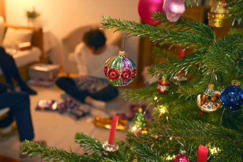 Durch Corona ist in diesem Jahr alles ein wenig anders. Auch Weihnachten ist davon betroffen. Foto: dpa