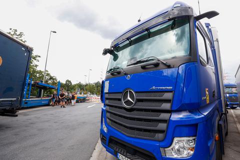 LKW-Fahrer einer polnischen Spedition streiken zum zweiten Mal auf dem Rastplatz Gräfenhausen-West und fordern ihre Gehälter der vergangenen Monate.