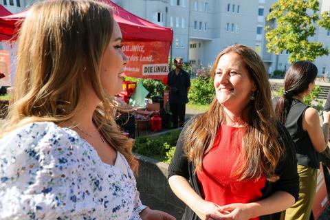 Wahlkampf-Besuch bei der Basis in Offenbach: Linken-Bundesvorsitzende Janine Wissler (rechts) und Landtagskandidatin Xenia Jakel.