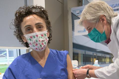 Zeynep Kallmayer, Pflegegruppenleiterin der Covid-Intensivstation C1 am Frankfurter Uniklinikum, erhält als eine der ersten die Corona-Impfungen in Hessen.  Foto: dpa
