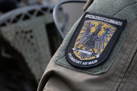 Das Emblem des Spezialeinsatzkommandos (SEK) der Polizei Frankfurt an der Uniform eines Beamten. Foto: dpa