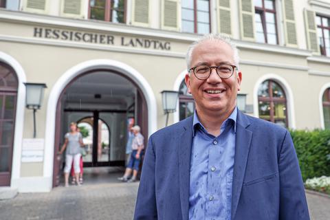 Möchte Ministerpräsident werden: Grünen-Spitzenkandidat Tarek Al-Wazir vor dem hessischen Landtag in Wiesbaden.