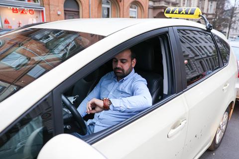 Awal Abdul von Clevertaxi Wiesbaden wartet auf Kunden. Seit der Pandemie sitzt er erstmals selbst hinter dem Steuer. Foto: René Vigneron