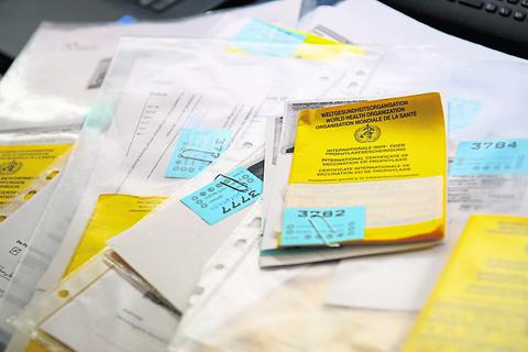 Ein Arzt aus dem Taunus soll Hunderte von gefälschten Impfausweisen ausgestellt haben. Foto: dpa