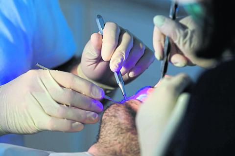 Zahnmediziner dürfen wegen der Corona-Pandemie eine Pauschale von 14 Euro erheben. Foto: dpa