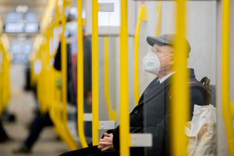 In Bussen und Bahnen können Mindestabstände nicht immer sicher eingehalten werden. Daher müssen dort zukünftig medizinische Masken getragen werden, also FFP2- oder OP-Masken. Foto: dpa