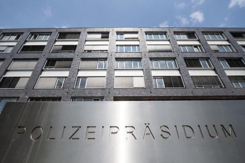 In Chats von Polizisten des Spezialeinsatzkommandos Frankfurt sollen auch Abbildungen einer ehemaligen nationalsozialistischen Organisation geteilt worden sein. Foto: dpa