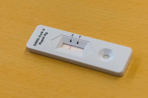 Die Test-Kassette, mit der ein Corona-Antigentest ausgewertet wird. Hier in diesem Fall ist der Test negativ. Foto: Holger John/dpa-Zentralbild/dpa