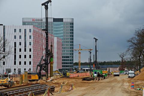 Zurzeit wird an der neuen S-Bahn-Strecke gebaut, die den Stadtteil an den öffentlichen Nahverkehr anschließt. Im Hintergrund ist das House of Logistics and Mobility (Holm) zu sehen sowie das Alpha-Rotex-Gebäude, in dem DB Cargo sitzt.  Foto: Robert Maus 