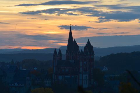 Die Sonne geht hinter dem Limburger Dom unter. Fast ein Jahr lang wurde der Umgang mit sexuellem Missbrauch im Bistum aufgearbeitet. Foto: dpa