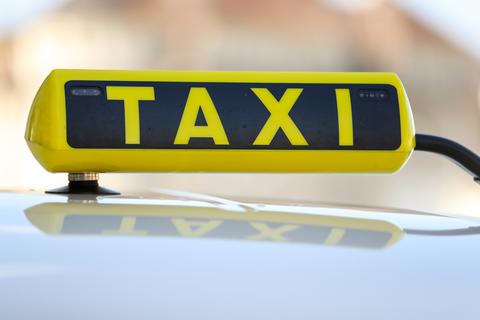 Ein Taxi-Schild. Foto: dpa