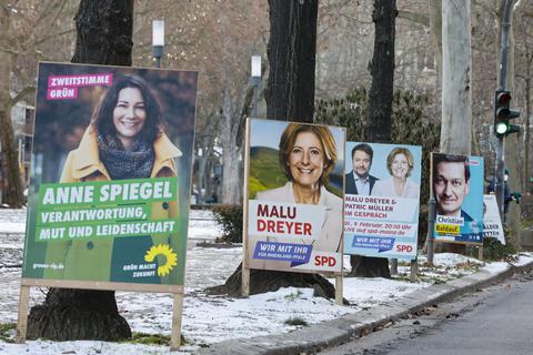 Plakate machen auf die Landtagswahl aufmerksam. Die Werbewirksamkeit für Politiker und Parteien ist eher mäßig. Foto: Sascha Kopp