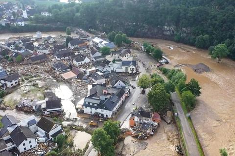 Die mit einer Drohne gefertigte Aufnahme zeigt die Verwüstungen die das Hochwasser der Ahr in dem Eifel-Ort angerichtet hat. Foto: dpa