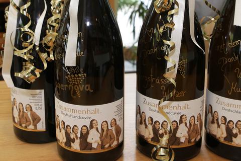„Zusammenhalt“ heißt eine Cuvée mit Rieslingen aus den 13 deutschen Anbaugebieten, die am Donnerstag im Wörrstädter Weingut Böhm vorgestellt wurde. Foto: pakalski-press/Axel Schmitz