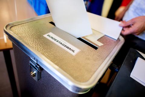 Ein Wähler wirft in einem Wahllokal seinen Stimmzettel für die Bundestagswahl in eine Wahlurne.  Symbolfoto: dpa 