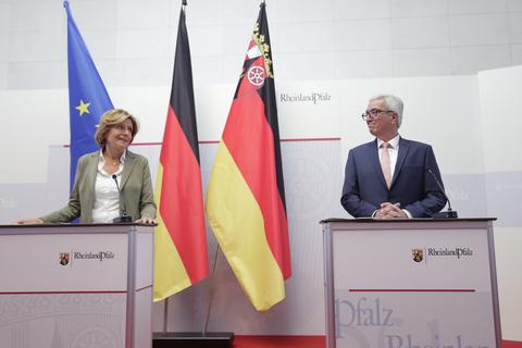 Malu Dreyer (SPD), rheinland-pfälzische Ministerpräsidentin, und Roger Lewentz (SPD) am Mittwoch in der Staatskanzlei.  Foto: Sascha Kopp 