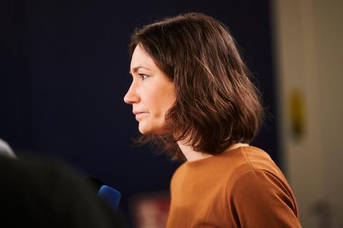 Bundesfamilienministerin Anne Spiegel bei ihrem denkwürdigen Statement am Sonntagabend. Sie gibt Einblick in das Privatleben einer Spitzenpolitikerin. Foto: dpa