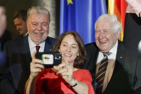 Die Vize-Präsidentin des EU-Parlamentes, Katharina Barley (SPD), beim Selfie mit zwei wichtigen Architekten des Landes Rheinland-Pfalz: den ehemaligen Ministerpräsidenten Kurt Beck (links, SPD) und Bernhard Vogel (CDU). Foto: Sascha Kopp