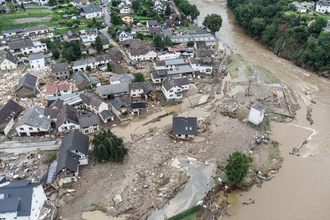 Weitgehend zerstört und überflutet ist das Dorf Schuld im Kreis Ahrweiler nach dem Unwetter mit Hochwasser. Dabei hat die Flut Äste und Unrat ins Innere des Ortes gespült, wo sie sich auftürmen.   Foto: Boris Roessler/dpa