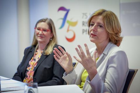 Ministerpräsidentin Malu Dreyer (rechts) und Boehringer-Chefin Sabine Nikolaus. Foto: Sascha Kopp