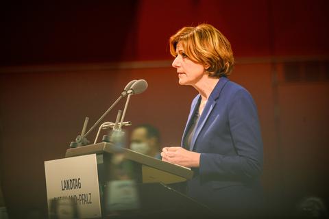 Malu Dreyer (SPD), Ministerpräsidentin von Rheinland-Pfalz, spricht im Landtag. Der Landtag ist zu seiner 115. Sitzung in der Rheingoldhalle zusammengekommen.  Foto: Andreas Arnold/dpa