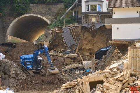 Hinter einem Tunnel der Rotweinstraße durch das Ahrtal hat die Sturzflut am 14. und 15. Juli eine Straße mitgerissen.  Foto: Thomas Frey/dpa