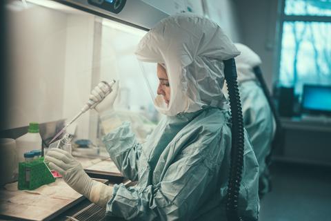 Eine Frau arbeitet im Institut für Mikrobiologie der Bundeswehr in München. Das Institut hat erstmals in Deutschland bei einem Patienten das Affenpockenvirus zweifelsfrei nachgewiesen. Foto: dpa