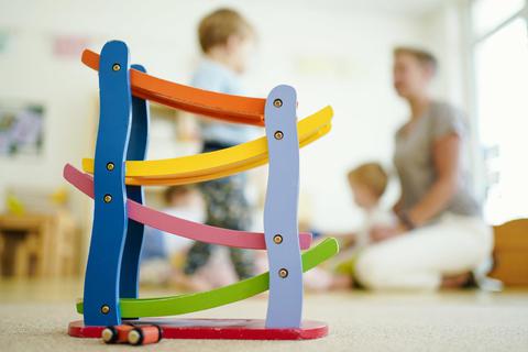 Erzieherinnen und Erzieher stehen unter hohem Druck. Das wirkt sich auf den Krankenstand aus. Foto: dpa