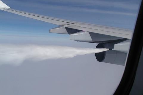 Das "Fuel Dumping", also das Ablassen von Flugbenzin Kerosin während des Fluges, geschieht in Notfallsituationen. Beispielsweise, damit ein Flugzeug im Falle eine Notlandung oder vorzeitigen Landung leichter ist. Foto: imago