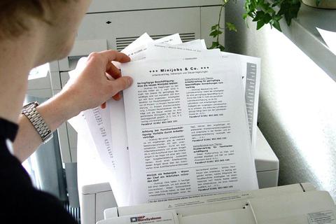 Wie aus einer anderen Zeit: Doch Faxgeräte spielen bei Behörden noch immer eine Rolle. Foto: dpa